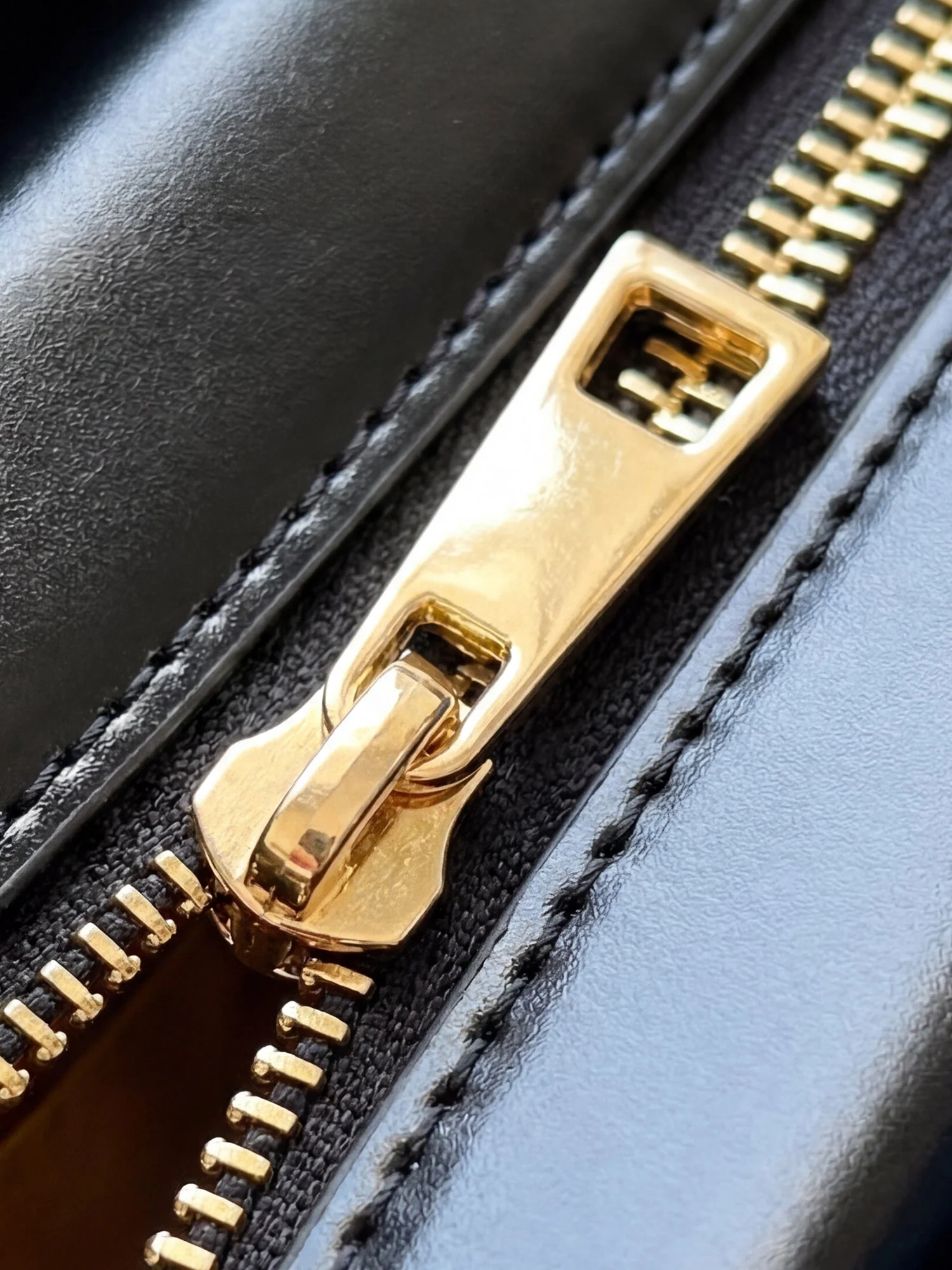 "Godfidence" Leather Handbag A250 Deal - Image 9