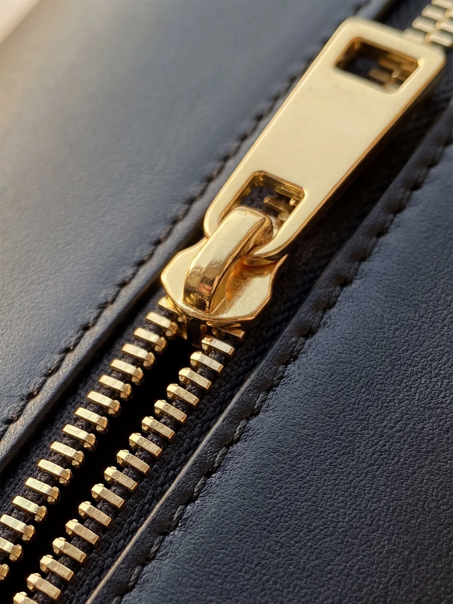 "Sunaya" Leather Handbag A250 Deal - Image 9