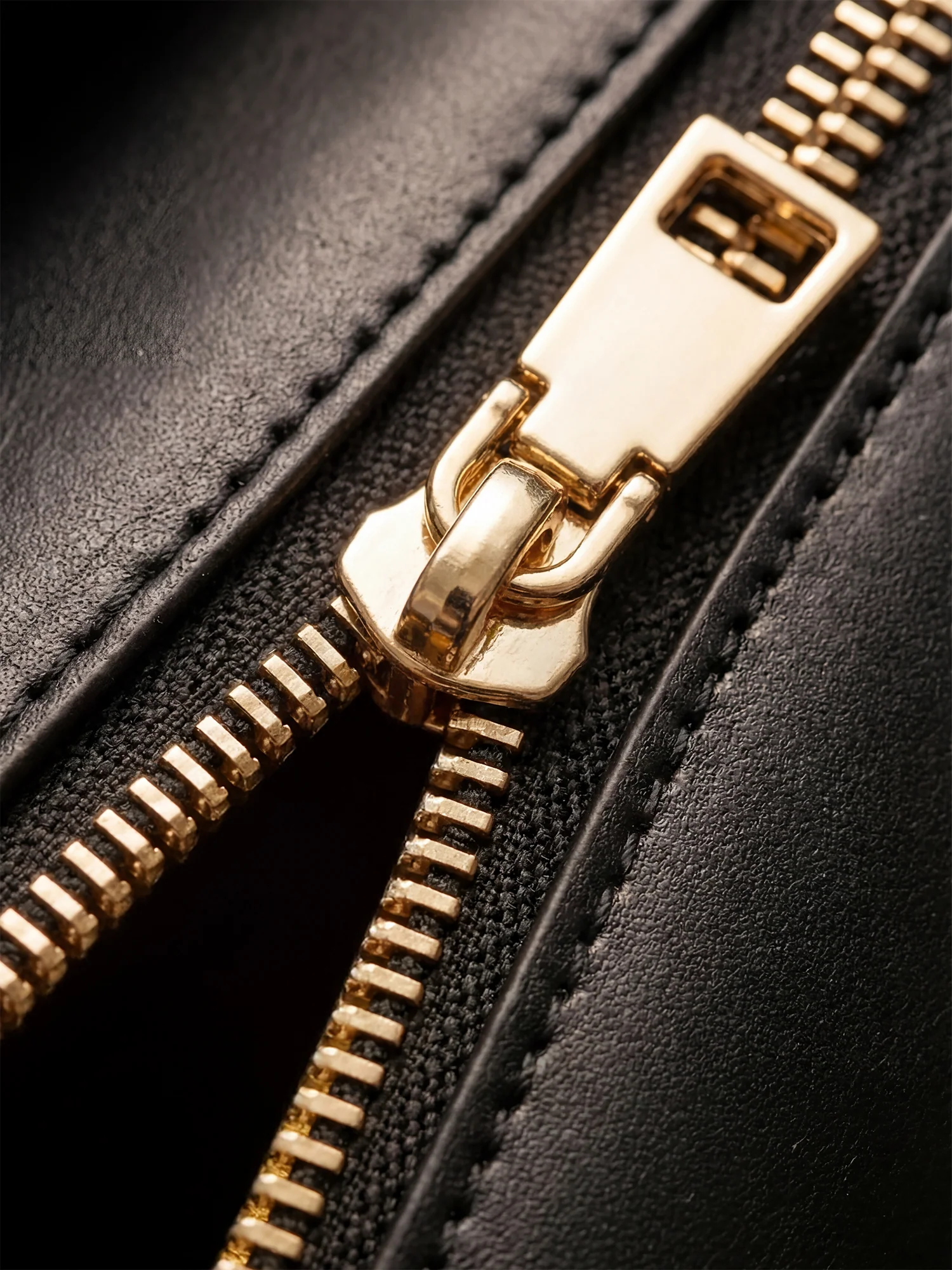 "Teyana" Leather Handbag - Image 8